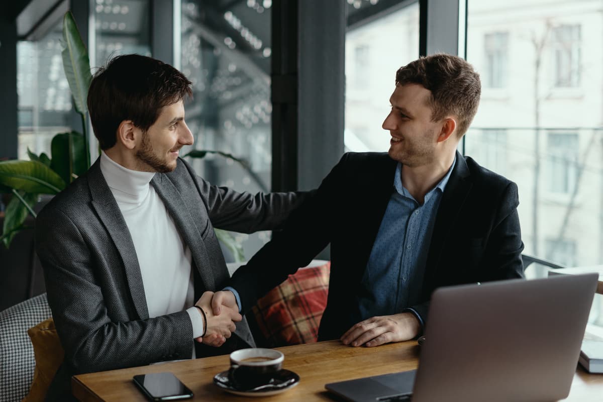 Dois empresários apertando as mãos